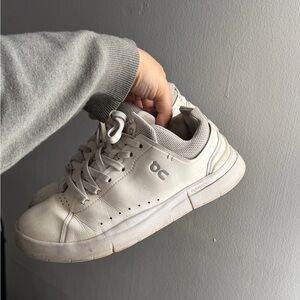 On Cloud The Roger Advantage White Sneakers
